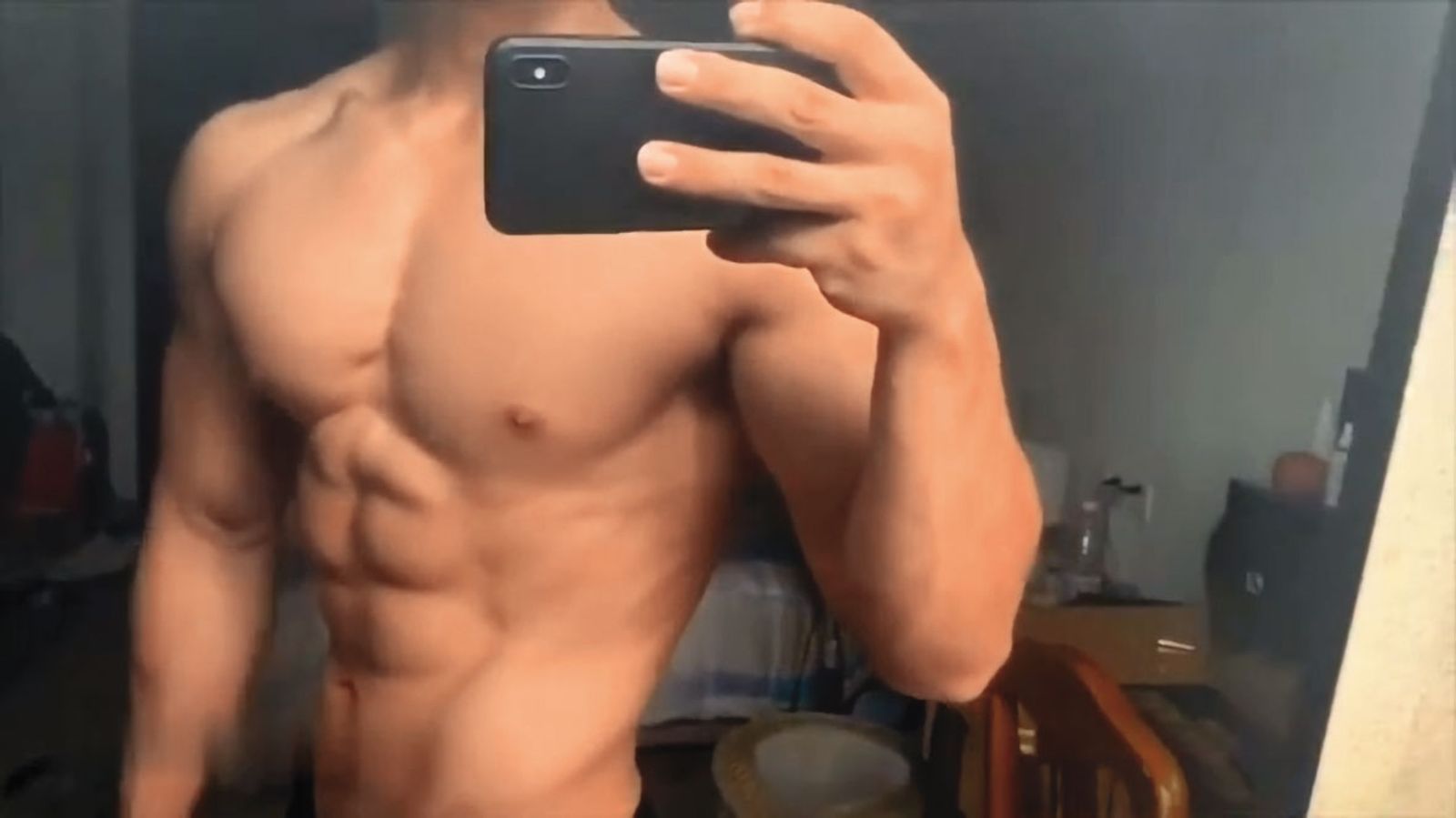 顏姓藝術家主動向曾耀賢索要腹肌照，收到後還興奮回應。（示意圖，翻攝bilibili網站）