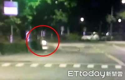 快訊／2男大生今晨騎車自撞雙亡　監視器影片曝