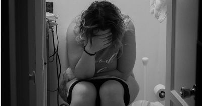 公司廁所緊鄰辦公區！腸躁女驚「門縫可見雙腳」崩潰：想離職