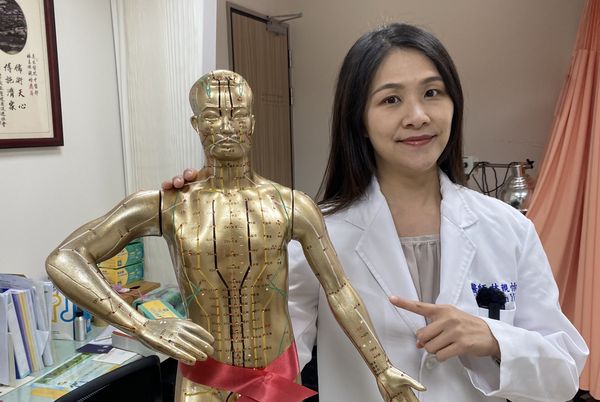 ▲▼員榮醫療體系員榮醫院中醫部林親怡醫師解說，如何辨證治療久咳不癒的新冠後遺症。（圖／員榮醫院提供）