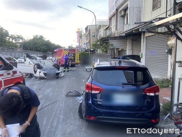 ▲▼鳳山傍晚車禍，白車翻覆。（圖／記者吳世龍翻攝）