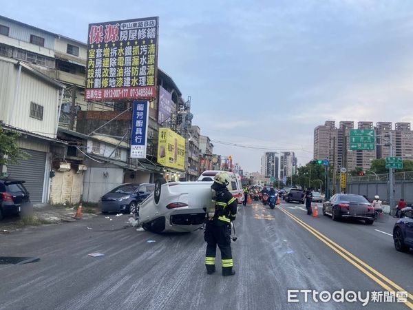 ▲▼鳳山傍晚車禍，白車翻覆。（圖／記者吳世龍翻攝）