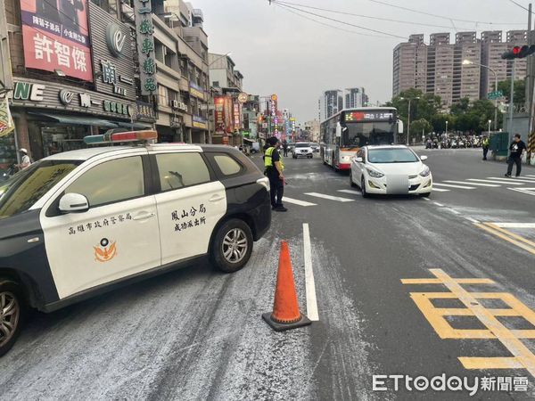 ▲▼鳳山傍晚車禍，白車翻覆。（圖／記者吳世龍翻攝）