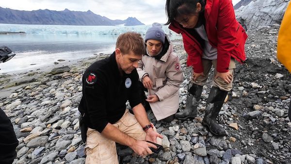 ▲林哲熹(右)與小隊員們長達10多天同住同睡而有好感情。（圖／公視提供）