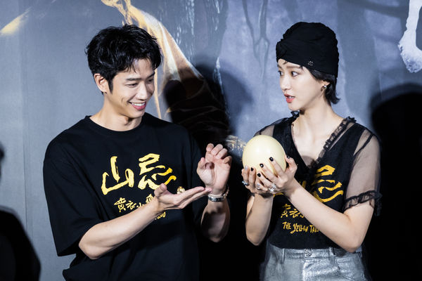 ▲《山忌 黃衣小飛俠》劉以豪、袁澧林和導演蔡佳穎、監製陳信吉，挑戰端午節立蛋。（圖／威視提供）