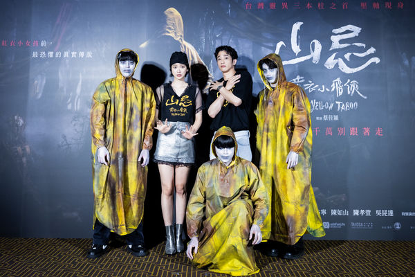 ▲《山忌 黃衣小飛俠》劉以豪、袁澧林和導演蔡佳穎、監製陳信吉，挑戰端午節立蛋。（圖／威視提供）