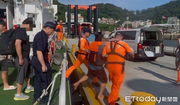 ▲▼天候不佳直升機無法起降，海巡端午節緊急出艇送傷患就醫。（圖／記者林名揚翻攝）