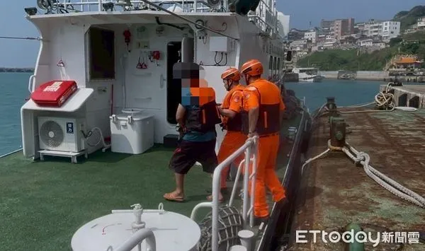 ▲▼天候不佳直升機無法起降，海巡端午節緊急出艇送傷患就醫。（圖／記者林名揚翻攝）