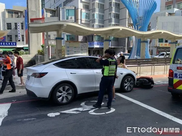 ▲▼澎湖特斯拉逆撞。（圖／警方提供）
