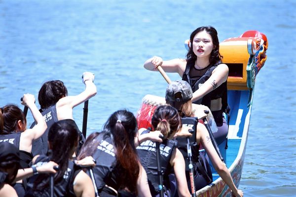 ▲SWAG 女神隊今年首次參加2025 台北國際龍舟錦標賽小型龍舟女子組，成為全場嬌點。。（圖／SWAG提供）