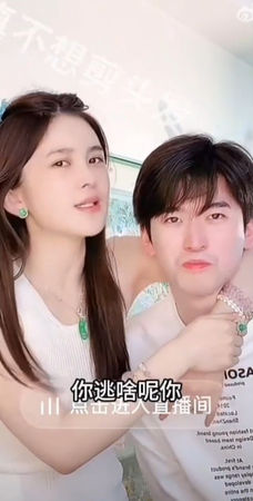 ▲趙櫻子突然在直播中自爆懷孕。（圖／翻攝自趙櫻子微博）