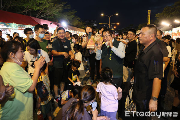 ▲市長黃偉哲主持台南國際龍舟錦標賽閉幕典禮，邀請民眾多來台南旅遊。（記者林東良翻攝，下同）