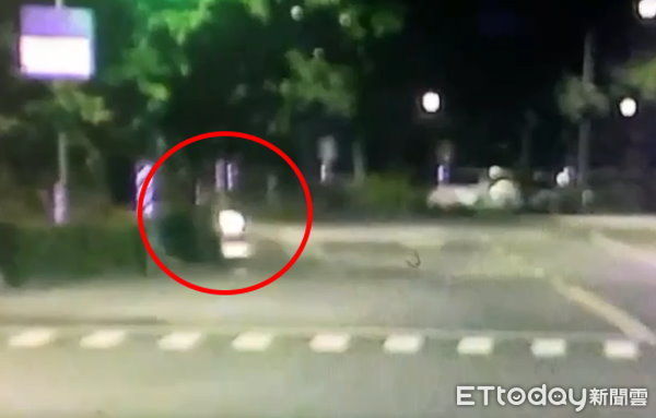快訊／高雄2男大生自撞雙亡　監視器影片曝。（圖／記者吳世龍翻攝）