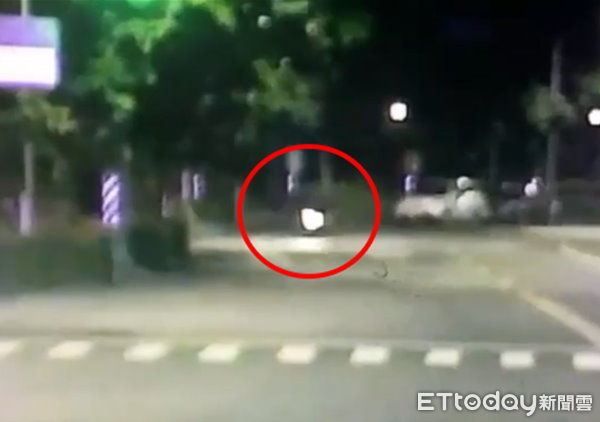 快訊／高雄2男大生自撞雙亡　監視器影片曝。（圖／記者吳世龍翻攝）