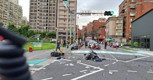 新北市三峽區北大國小前5月19日發生嚴重車禍事故。（圖／翻攝畫面）