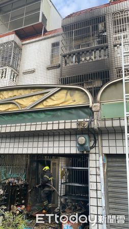 ▲▼             台南鹽水區一棟民宅發生火警，屋內阿嬤一度受困。（圖／記者林東良翻攝，下同）