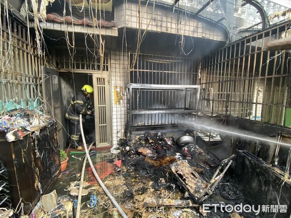 ▲▼             台南鹽水區一棟民宅發生火警，屋內阿嬤一度受困。（圖／記者林東良翻攝，下同）
