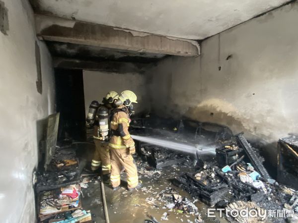 ▲▼             台南鹽水區一棟民宅發生火警，屋內阿嬤一度受困。（圖／記者林東良翻攝，下同）