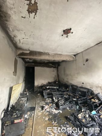 ▲▼             台南鹽水區一棟民宅發生火警，屋內阿嬤一度受困。（圖／記者林東良翻攝，下同）