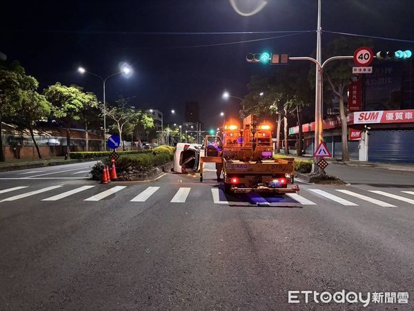 ▲▼翁姓男子今晨駕駛自小客車，疑似因精神不濟，擦撞路邊分隔島後側翻。（圖／記者吳世龍翻攝）