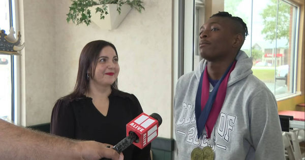 穿畢業服在速食店後廚包漢堡　千名網友贊助美畢業生大學學費