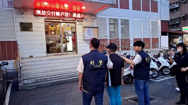 ▲▼林姓憲兵役男虐貓拍片，辯稱在記錄跟摸咪的生活。（圖／翻攝自新北市政府）