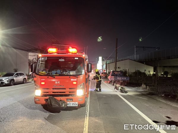 ▲電動自行車不明原因起火，消防人員進行滅火             。（圖／民眾提供）
