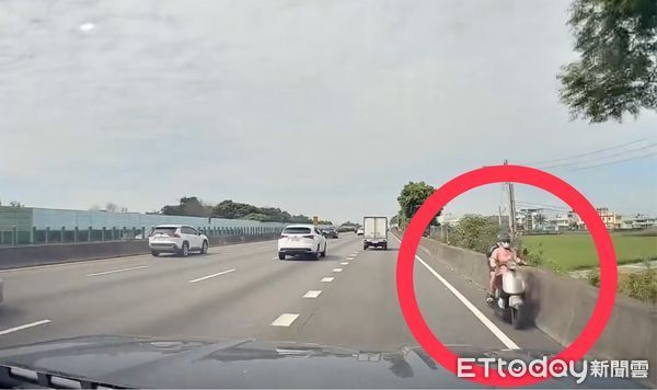 ▲▼ 國道1號南下202公里處，今天上午出現騎士逆向行駛。（圖／截取自臉書社團爆料公社）            。