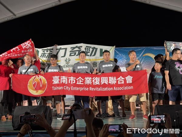 ▲台南市企業復興聯合會首次參賽即奪冠，隊員在龍舟破浪奪金後振臂歡呼，場面熱血沸騰。（記者林東良翻攝，下同）