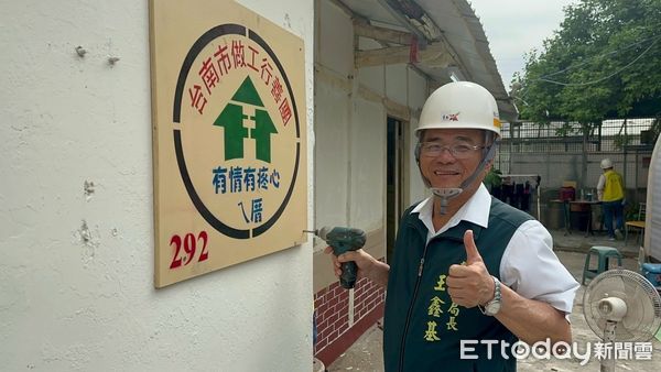▲王鑫基局長獲頒善化高中傑出校友，回母校勉勵學弟妹勇敢追夢、做好事、說好話。（記者林東良翻攝，下同）
