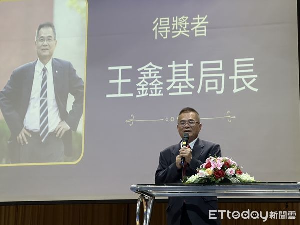 ▲王鑫基局長獲頒善化高中傑出校友，回母校勉勵學弟妹勇敢追夢、做好事、說好話。（記者林東良翻攝，下同）