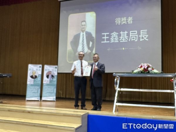 ▲王鑫基局長獲頒善化高中傑出校友，回母校勉勵學弟妹勇敢追夢、做好事、說好話。（記者林東良翻攝，下同）