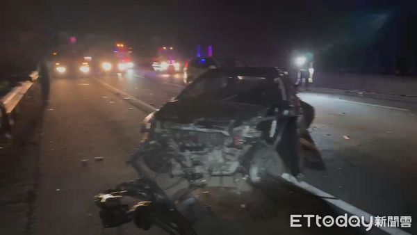 ▲▼國道三號北向245.3公里今日凌晨發生6車追撞車禍             。（圖／記者潘鳳威攝）