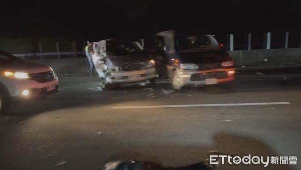 ▲▼國道三號北向245.3公里今日凌晨發生6車追撞車禍             。（圖／記者潘鳳威攝）