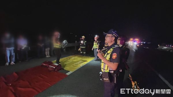 ▲▼國道三號北向245.3公里今日凌晨發生6車追撞車禍             。（圖／記者潘鳳威攝）