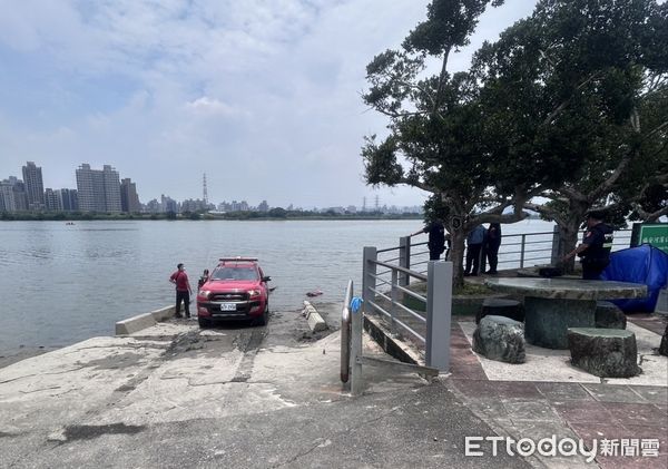 ▲▼             北市敦煌碼頭一具男浮屍卡在岸邊。（圖／記者黃彥傑翻攝，下同）