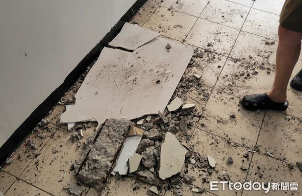 ▲▼新莊區幸福路一戶海砂屋發生天花板崩塌，砸傷一對兄妹，消防人員到場處理時，鄰居議論紛紛             。（圖／記者陳以昇翻攝）