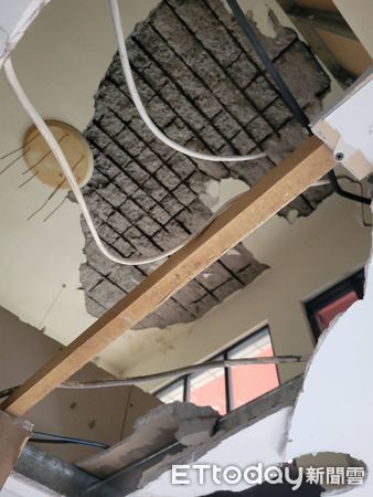 ▲▼新莊區幸福路一戶海砂屋發生天花板崩塌，砸傷一對兄妹，消防人員到場處理時，鄰居議論紛紛             。（圖／記者陳以昇翻攝）