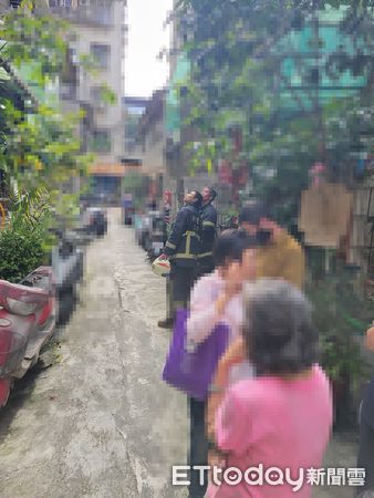 ▲▼新莊區幸福路一戶海砂屋發生天花板崩塌，砸傷一對兄妹，消防人員到場處理時，鄰居議論紛紛             。（圖／記者陳以昇翻攝）