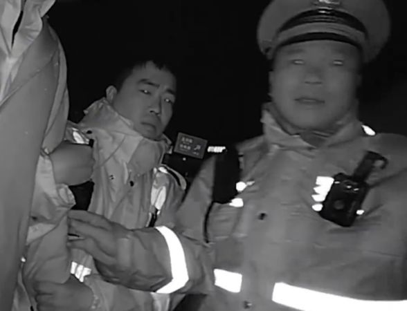 ▲▼反制酒測？陸男下車乾掉整瓶酒：我被攔才喝的！。（圖／翻攝微博）