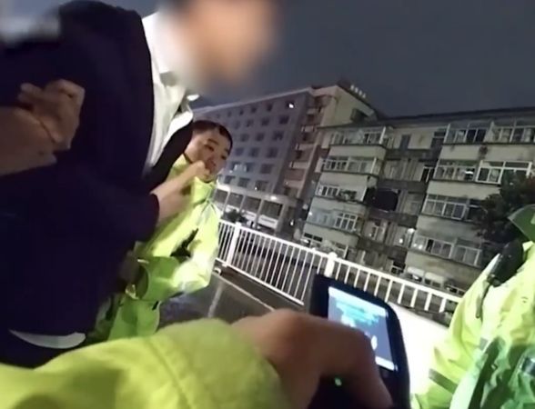 ▲▼反制酒測？陸男下車乾掉整瓶酒：我被攔才喝的！。（圖／翻攝微博）