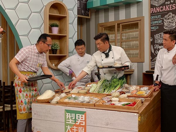 ▲《生命的麥田》艾偉、廖梨伶上《型男大主廚》宣傳。（圖／大愛電視提供）