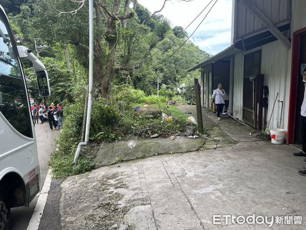 ▲▼玩完大雪山...駕駛「度估」載德國妹衝下15米山谷　事發瞬間曝。（圖／記者許權毅翻攝）