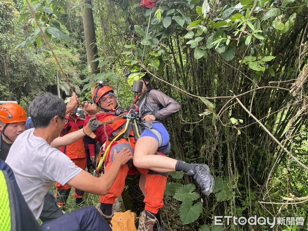 ▲▼玩完大雪山...駕駛「度估」載德國妹衝下15米山谷　事發瞬間曝。（圖／記者許權毅翻攝）