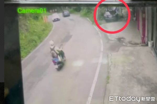 ▲▼玩完大雪山...駕駛「度估」載德國妹衝下15米山谷　事發瞬間曝。（圖／記者許權毅翻攝）