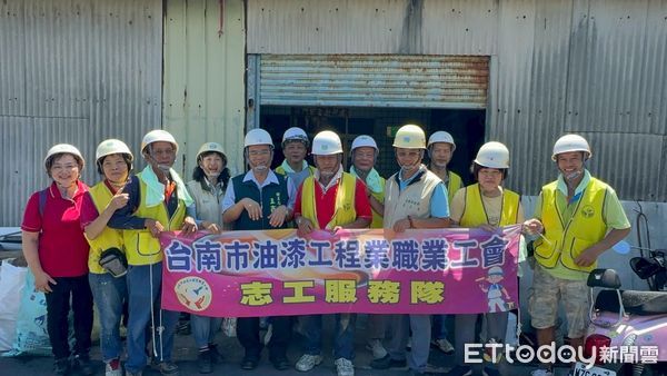 ▲台南市勞工局與做工行善團於端午前夕進行老屋修繕，志工家庭齊心協力投入修繕作業，傳遞「一家人為另一家人築屋」的節慶溫情。（圖／記者林東良翻攝，下同）