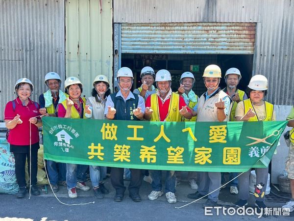 ▲台南市勞工局與做工行善團於端午前夕進行老屋修繕，志工家庭齊心協力投入修繕作業，傳遞「一家人為另一家人築屋」的節慶溫情。（圖／記者林東良翻攝，下同）