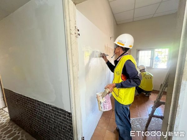 ▲台南市勞工局與做工行善團於端午前夕進行老屋修繕，志工家庭齊心協力投入修繕作業，傳遞「一家人為另一家人築屋」的節慶溫情。（圖／記者林東良翻攝，下同）