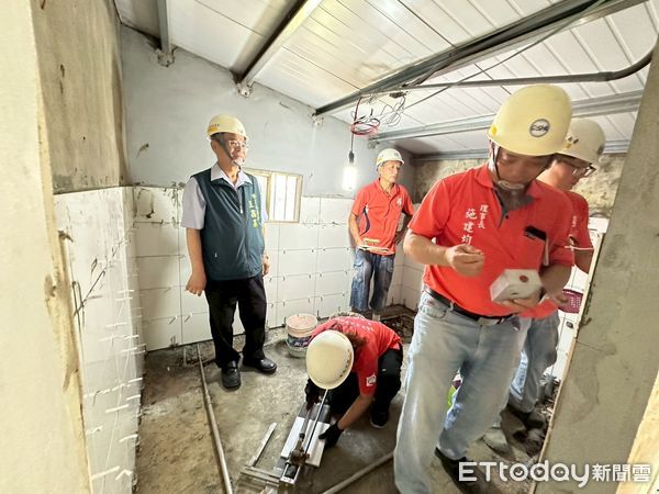▲台南市勞工局與做工行善團於端午前夕進行老屋修繕，志工家庭齊心協力投入修繕作業，傳遞「一家人為另一家人築屋」的節慶溫情。（圖／記者林東良翻攝，下同）