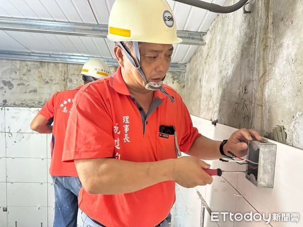 ▲台南市勞工局與做工行善團於端午前夕進行老屋修繕，志工家庭齊心協力投入修繕作業，傳遞「一家人為另一家人築屋」的節慶溫情。（圖／記者林東良翻攝，下同）